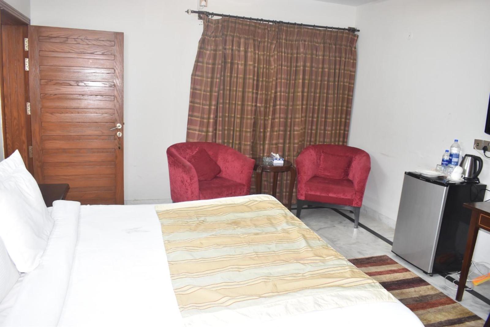 Pyramid International Guest House Ісламабад Екстер'єр фото